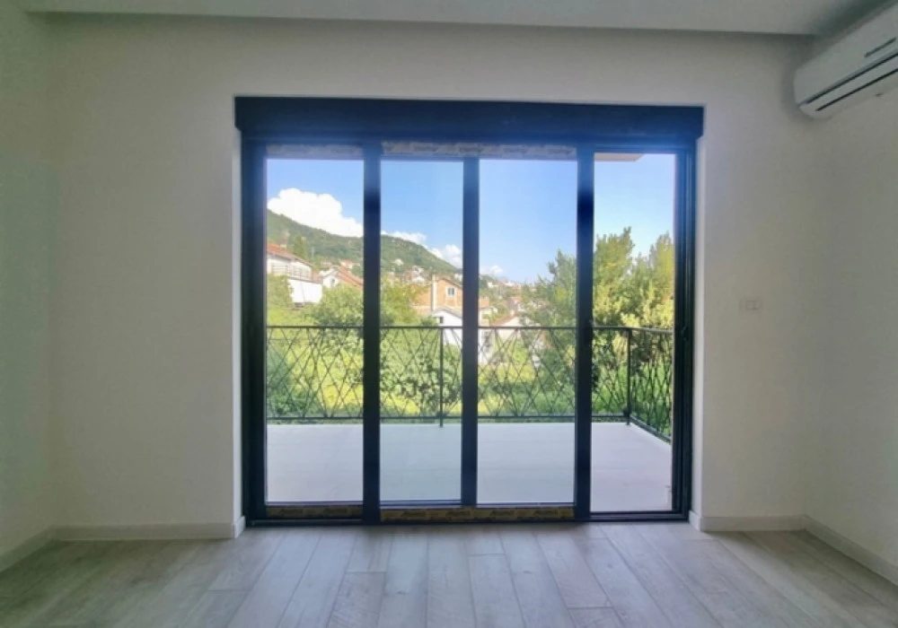 Stan na prodaju 3 собе, 82 m². Tivat. 