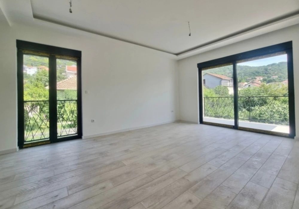 Stan na prodaju 3 собе, 82 m². Tivat. 