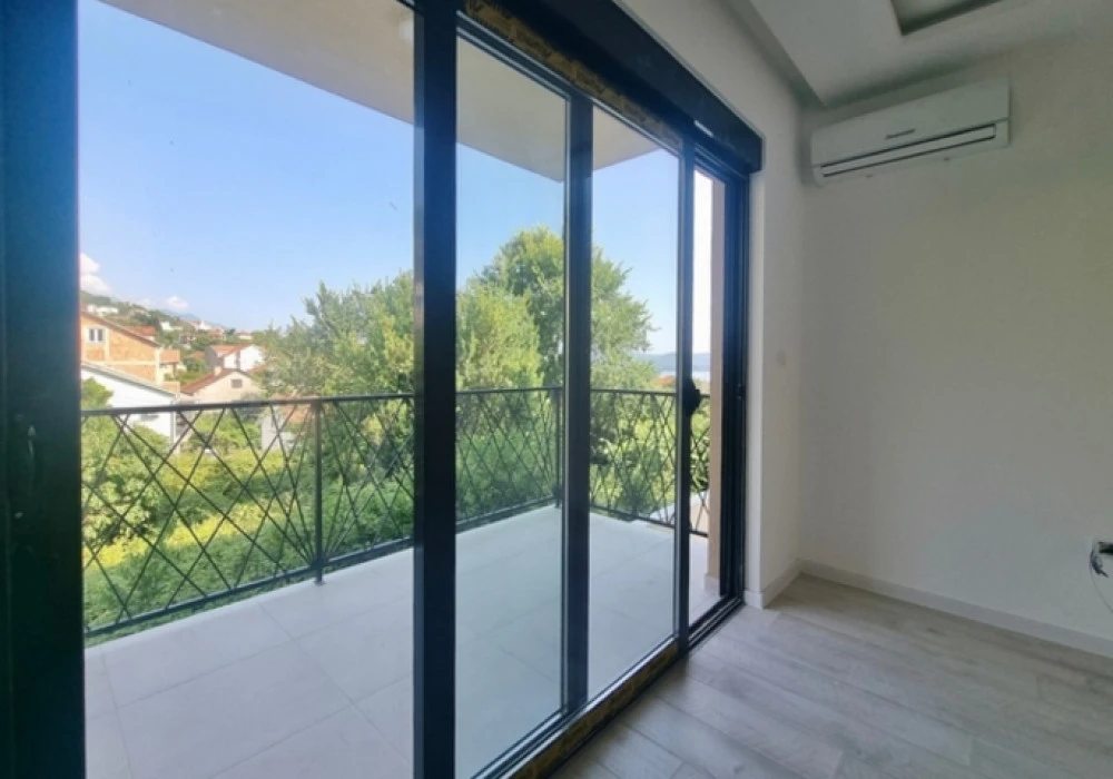 Stan na prodaju 3 собе, 82 m². Tivat. 