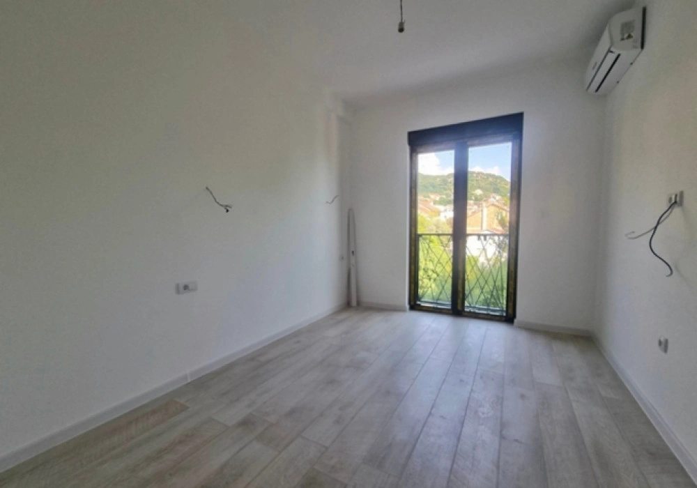 Stan na prodaju 3 собе, 82 m². Tivat. 