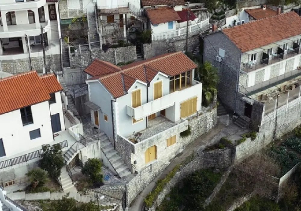 Kuća na prodaju 5 соба, 250 m². Kotor. 