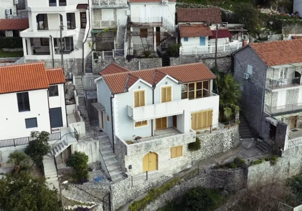 Kuća na prodaju 5 соба, 250 m². Kotor. 