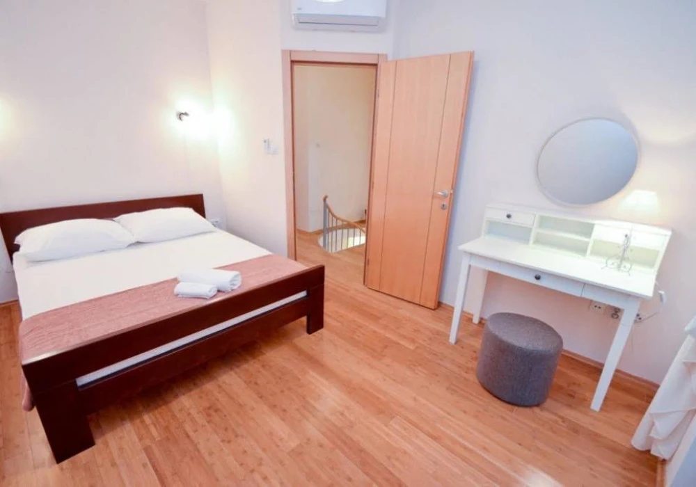 Apartments for sale 3 rooms, 130 m². Kotor. 