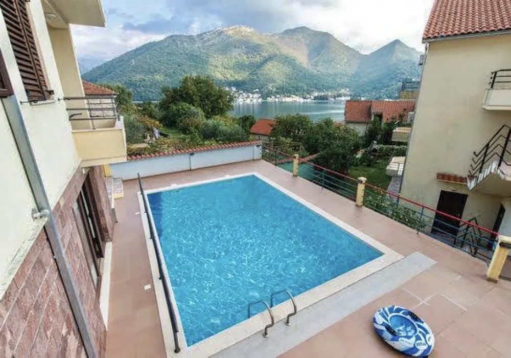 Apartments for sale 3 rooms, 130 m². Kotor. 