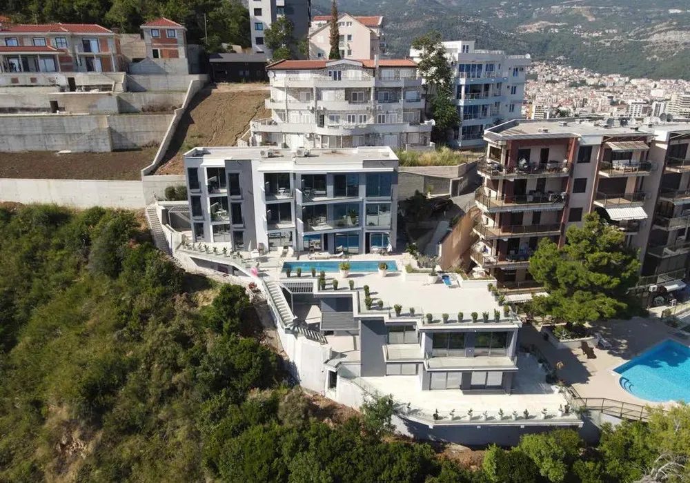 House for sale 6 rooms, 364 m². Budva. 