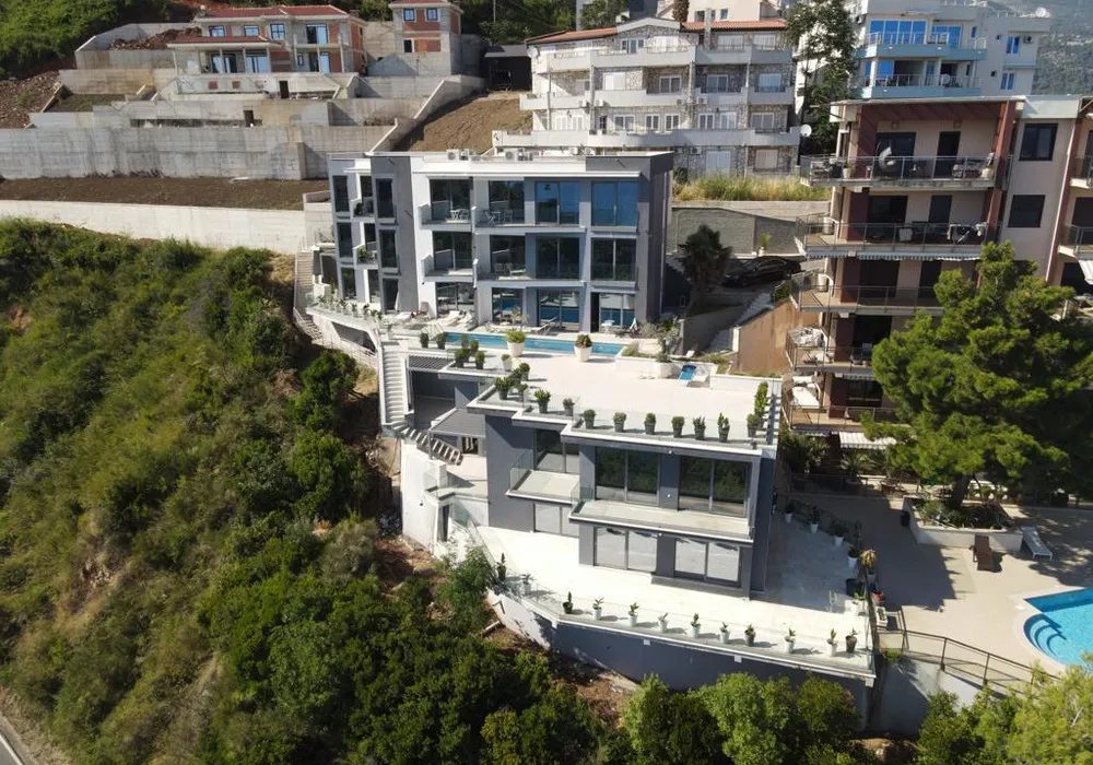 House for sale 6 rooms, 364 m². Budva. 