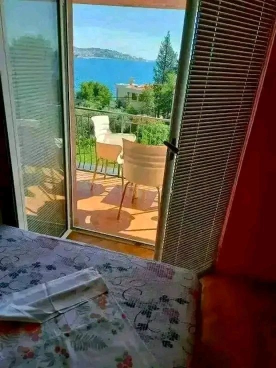 Private room for rent 4 rooms, 125 m², 1st fl.. Susanj, Šušanj. 