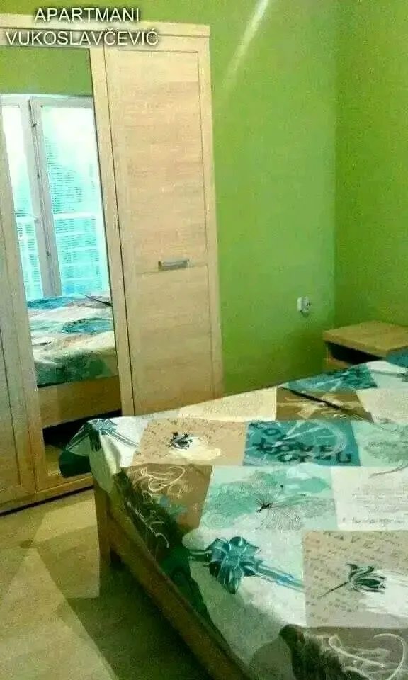 IZDAJEM APARTMAN  OD 54 M2  SA  ODVOJENOM  SPAVACOM  SOBOM  ,