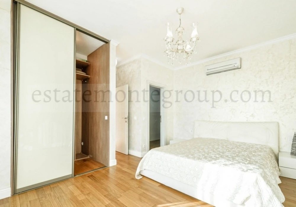 Apartments for sale 2 rooms, 274 m². Becici. 