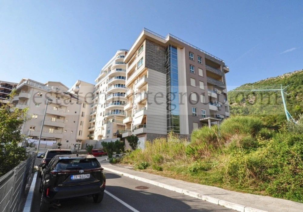 Apartments for sale 2 rooms, 274 m². Becici. 