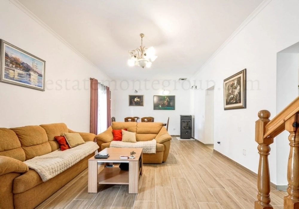 Stan na prodaju 3 собе, 116 m². Tivat. 