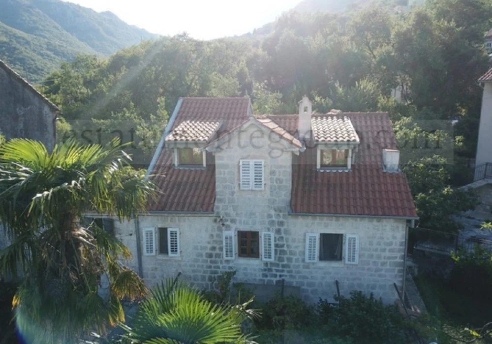 Kuća na prodaju 3 собе, 130 m². Kotor. 