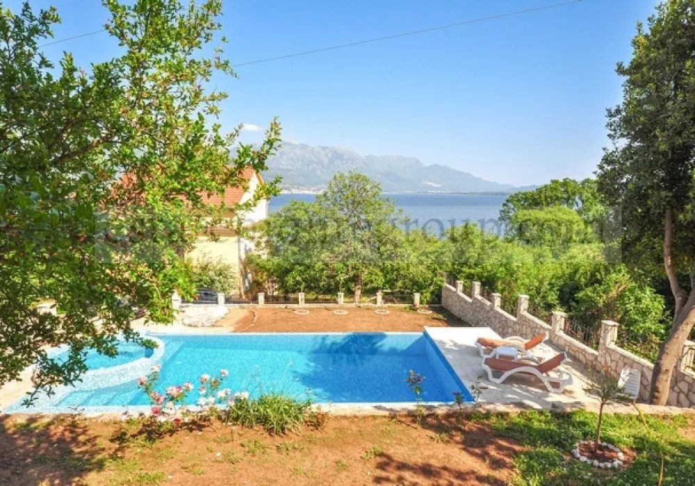 House for sale 4 rooms, 260 m². Herceg Novi. 