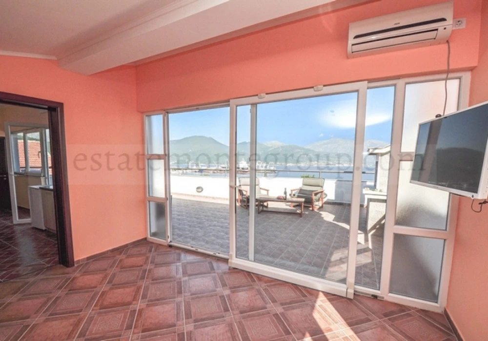 House for sale 4 rooms, 260 m². Herceg Novi. 