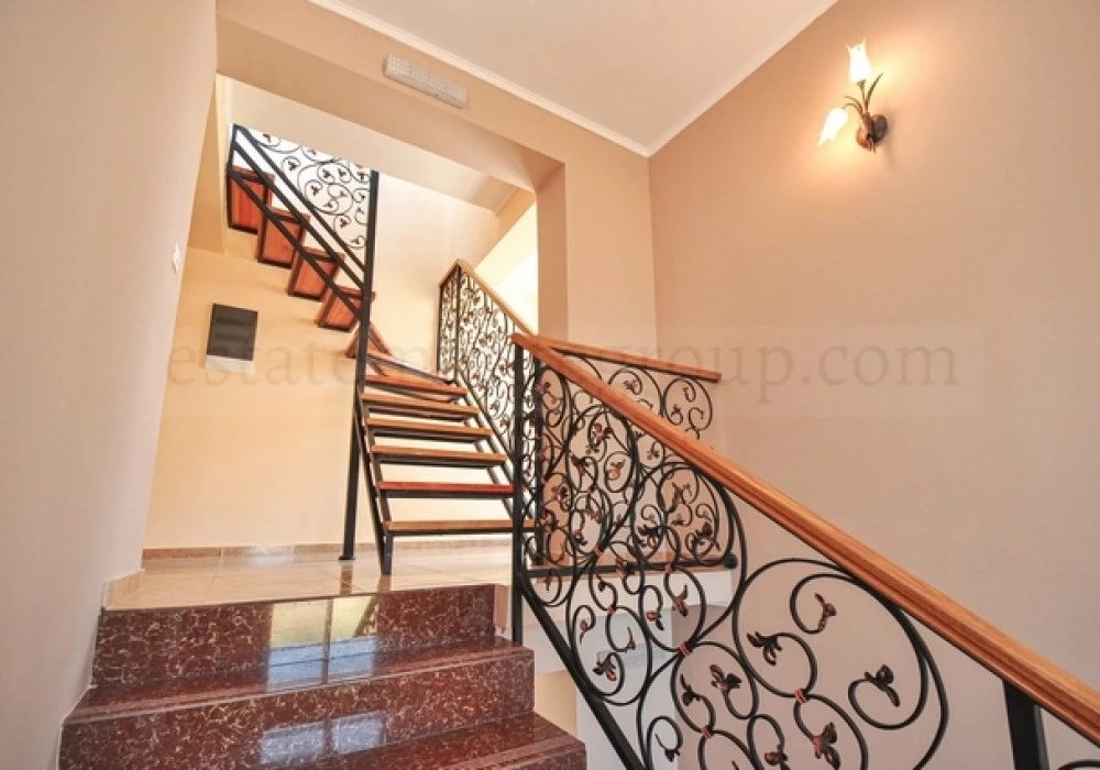 House for sale 4 rooms, 260 m². Herceg Novi. 