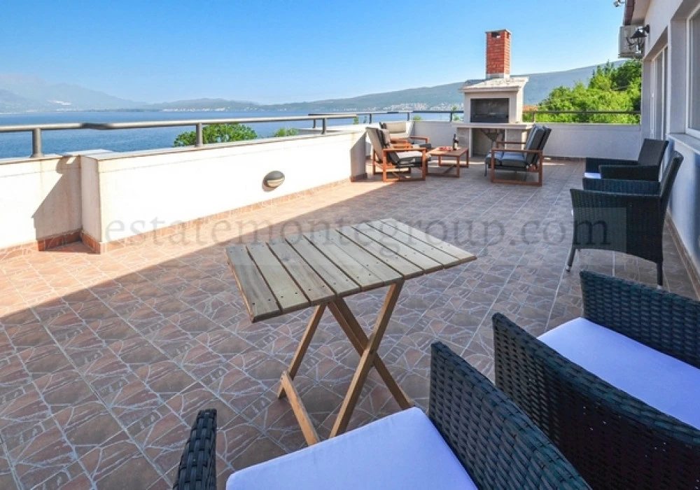 House for sale 4 rooms, 260 m². Herceg Novi. 