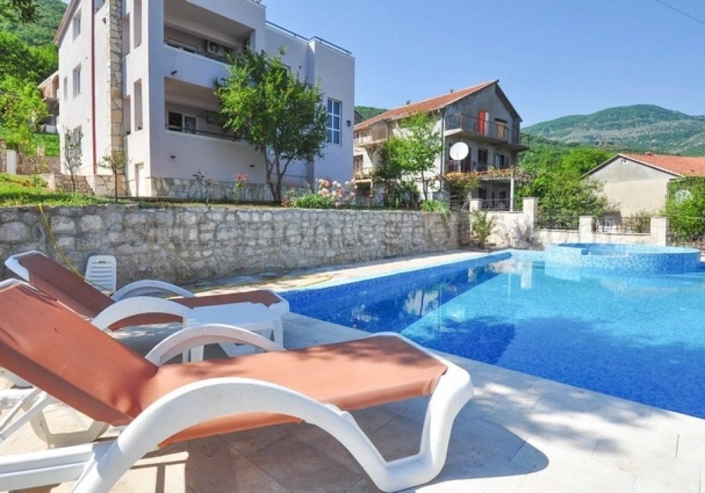 House for sale 4 rooms, 260 m². Herceg Novi. 