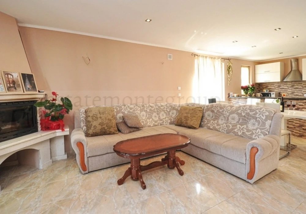 House for sale 4 rooms, 260 m². Herceg Novi. 