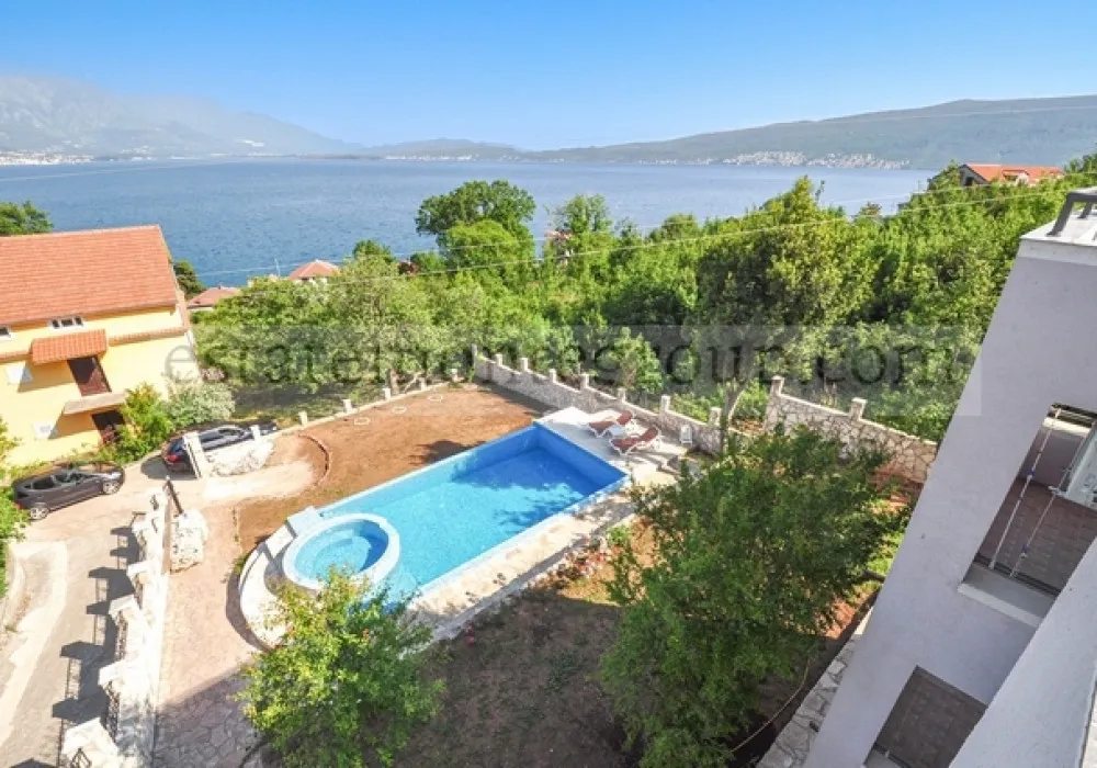 House for sale 4 rooms, 260 m². Herceg Novi. 