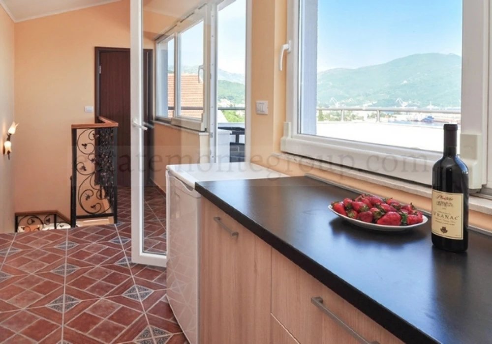 House for sale 4 rooms, 260 m². Herceg Novi. 