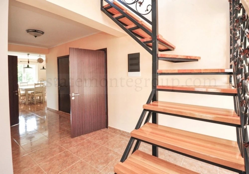 House for sale 4 rooms, 260 m². Herceg Novi. 