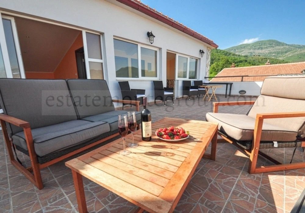 House for sale 4 rooms, 260 m². Herceg Novi. 