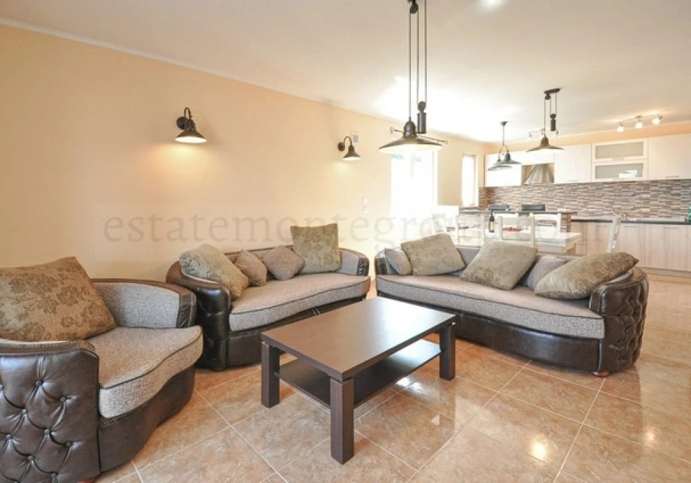 House for sale 4 rooms, 260 m². Herceg Novi. 