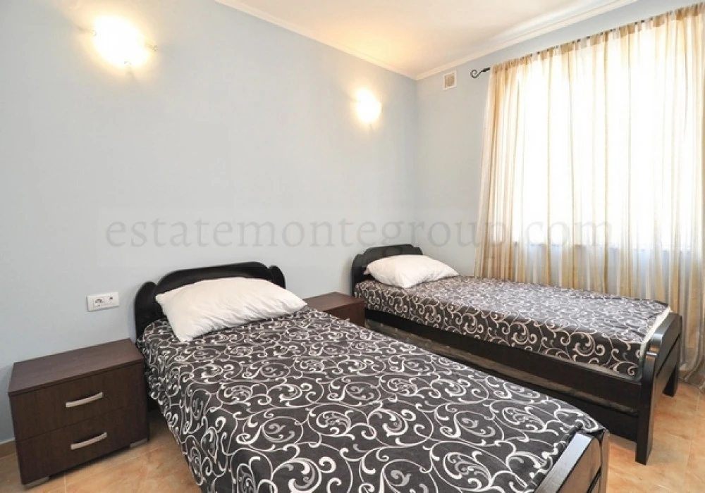 House for sale 4 rooms, 260 m². Herceg Novi. 