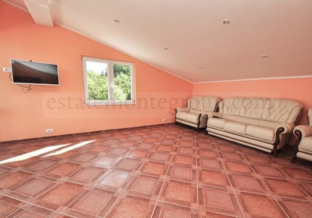 House for sale 4 rooms, 260 m². Herceg Novi. 