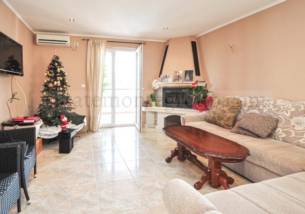 House for sale 4 rooms, 260 m². Herceg Novi. 