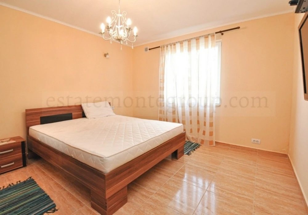 House for sale 4 rooms, 260 m². Herceg Novi. 