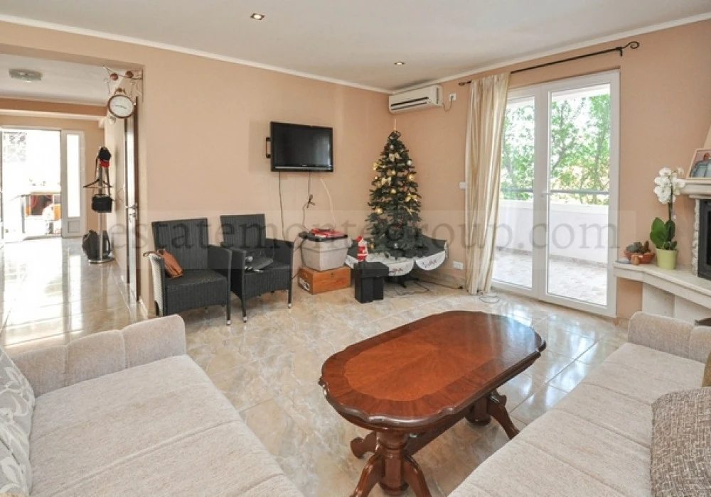 House for sale 4 rooms, 260 m². Herceg Novi. 