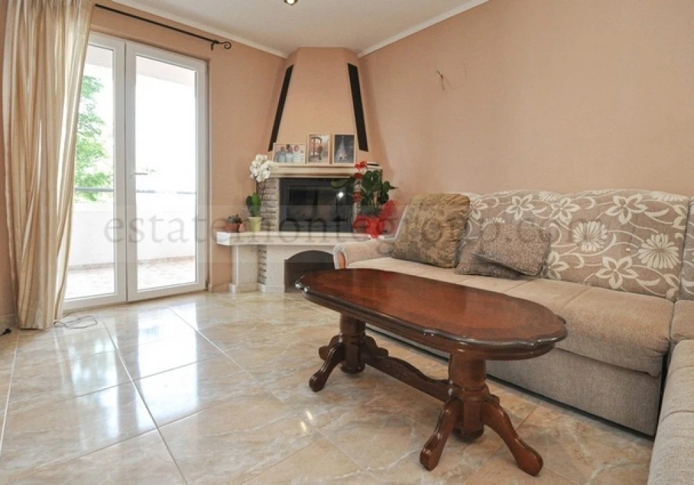 House for sale 4 rooms, 260 m². Herceg Novi. 