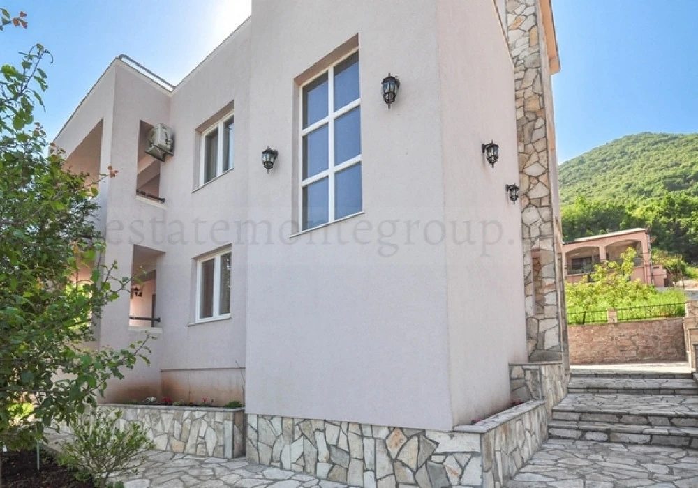 House for sale 4 rooms, 260 m². Herceg Novi. 