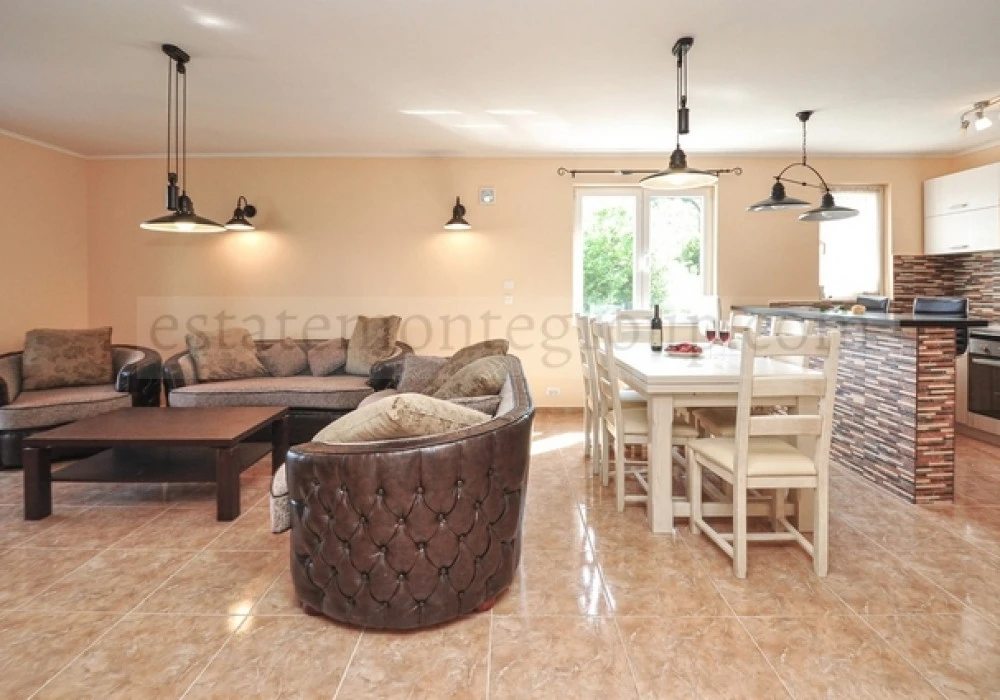 House for sale 4 rooms, 260 m². Herceg Novi. 