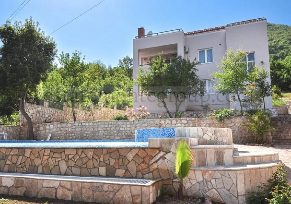 House for sale 4 rooms, 260 m². Herceg Novi. 