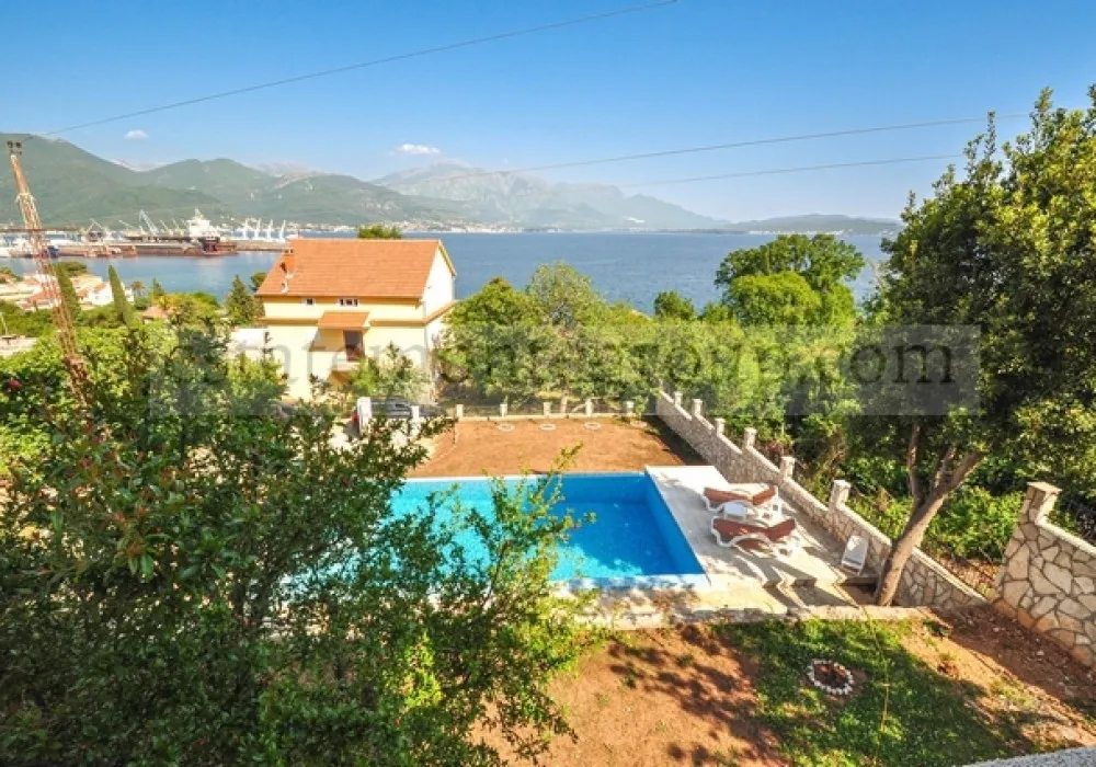 House for sale 4 rooms, 260 m². Herceg Novi. 