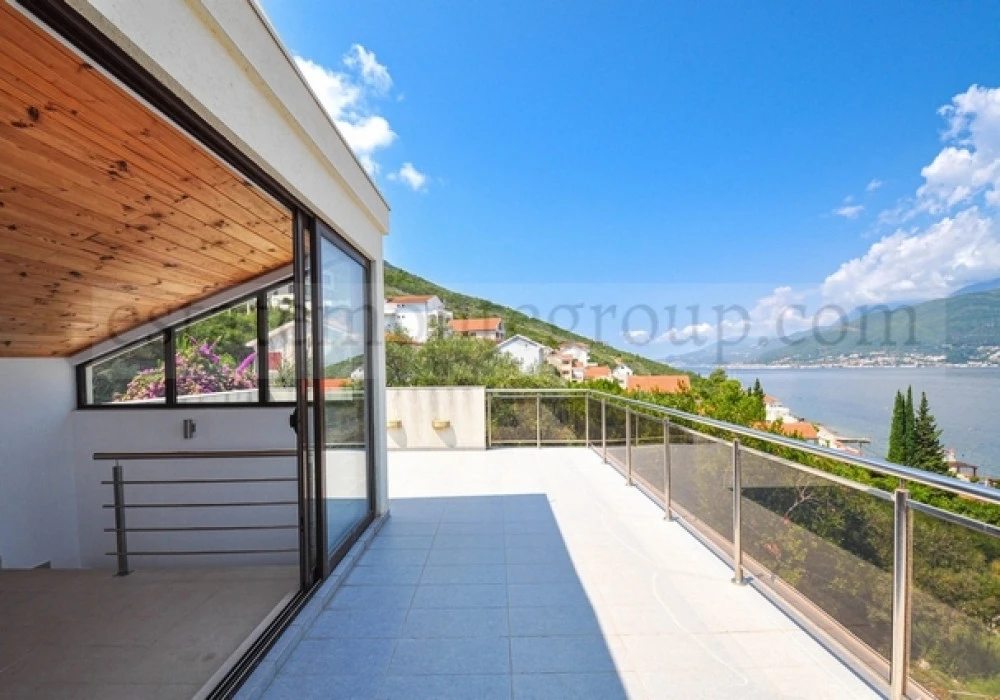 Kuća na prodaju 4 собе, 218 m². Tivat. 