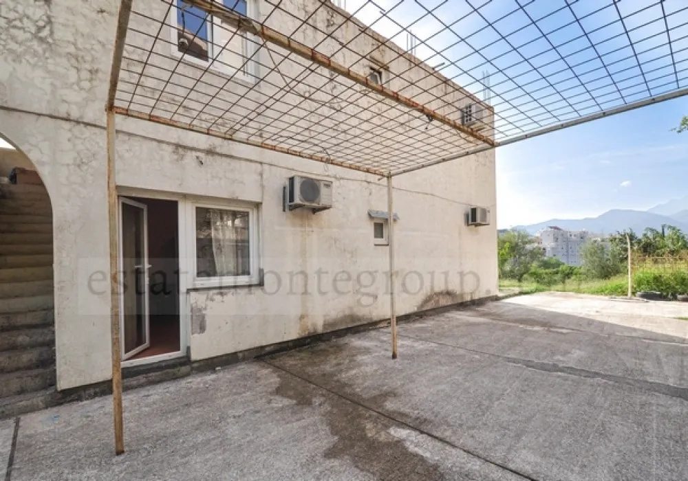 Stan na prodaju 3 собе, 200 m². Tivat. 