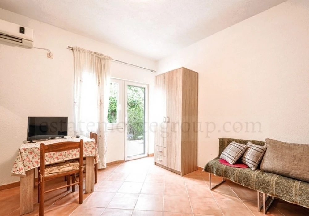 Apartments for sale 3 rooms, 200 m². Tivat. 