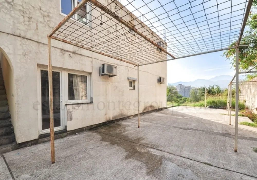 Stan na prodaju 3 собе, 200 m². Tivat. 