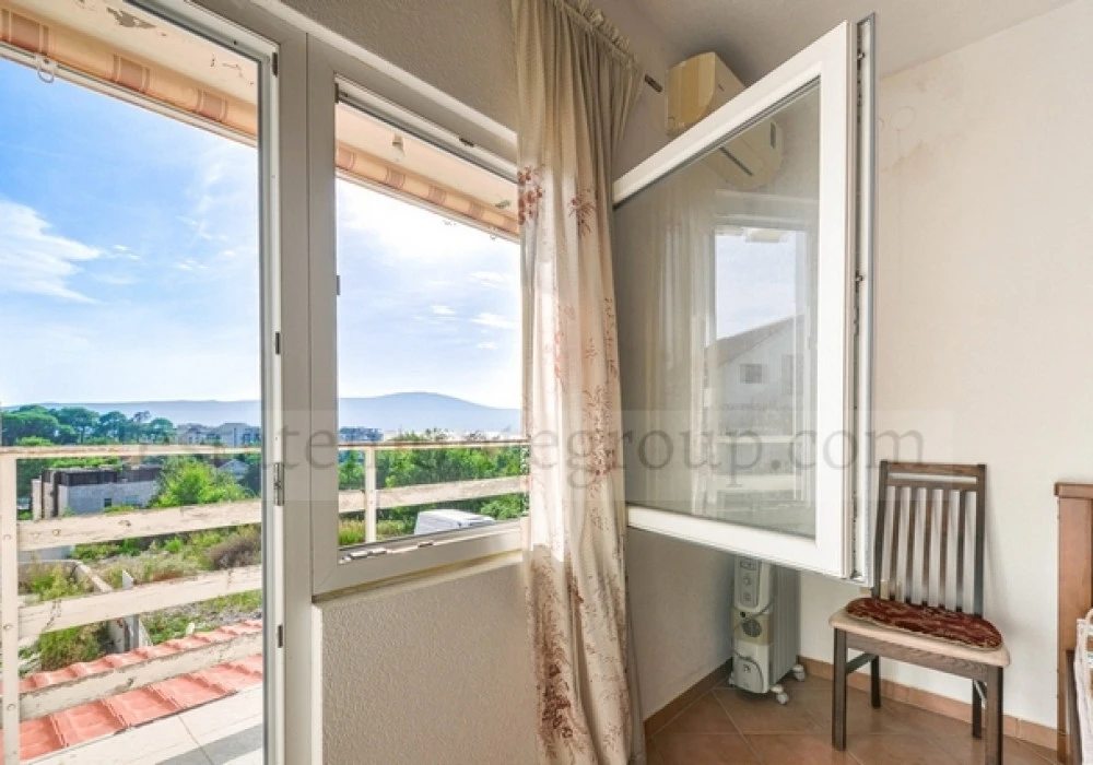 Apartments for sale 3 rooms, 200 m². Tivat. 