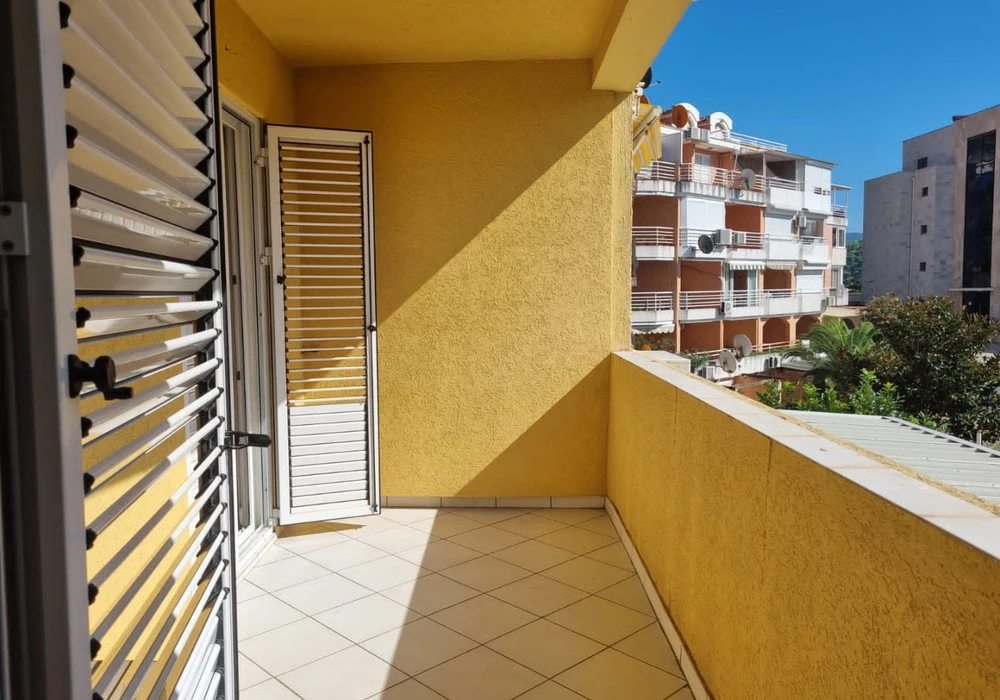 Apartments for sale 3 rooms, 70 m². Petrovac. 