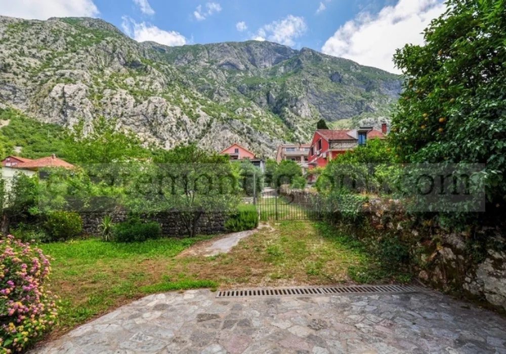 House for sale 6 rooms, 415 m². Dobrota. 