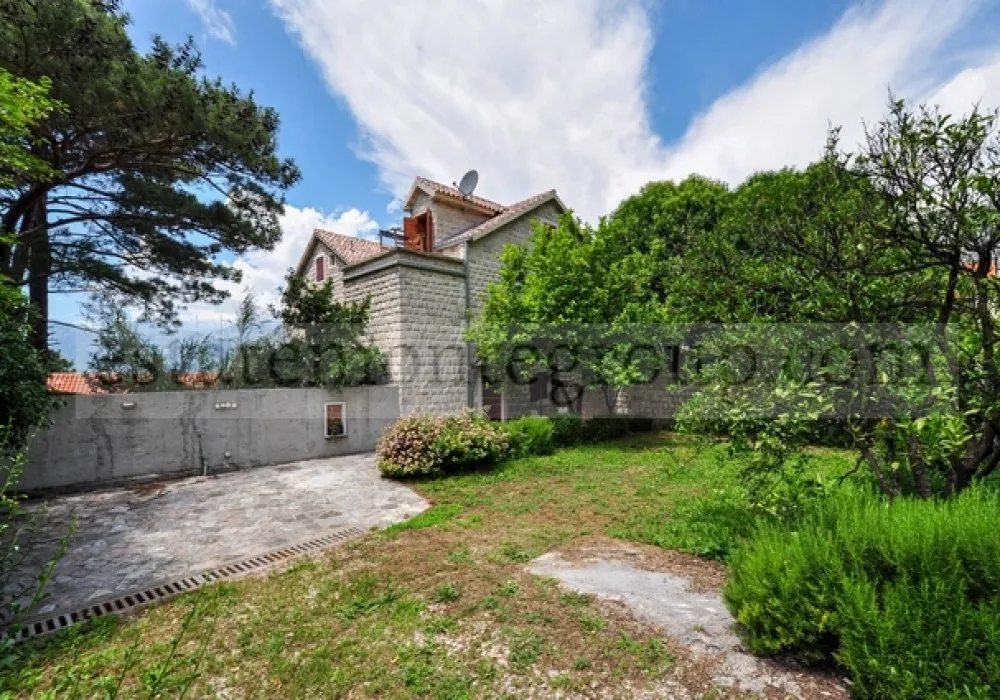 House for sale 6 rooms, 415 m². Dobrota. 