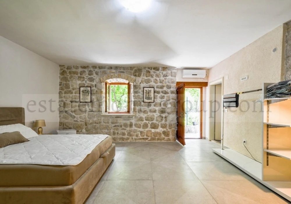 House for sale 6 rooms, 415 m². Dobrota. 