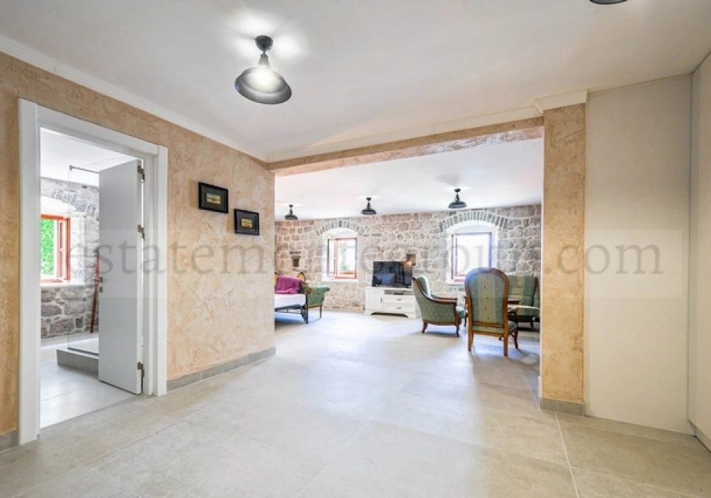 House for sale 6 rooms, 415 m². Dobrota. 