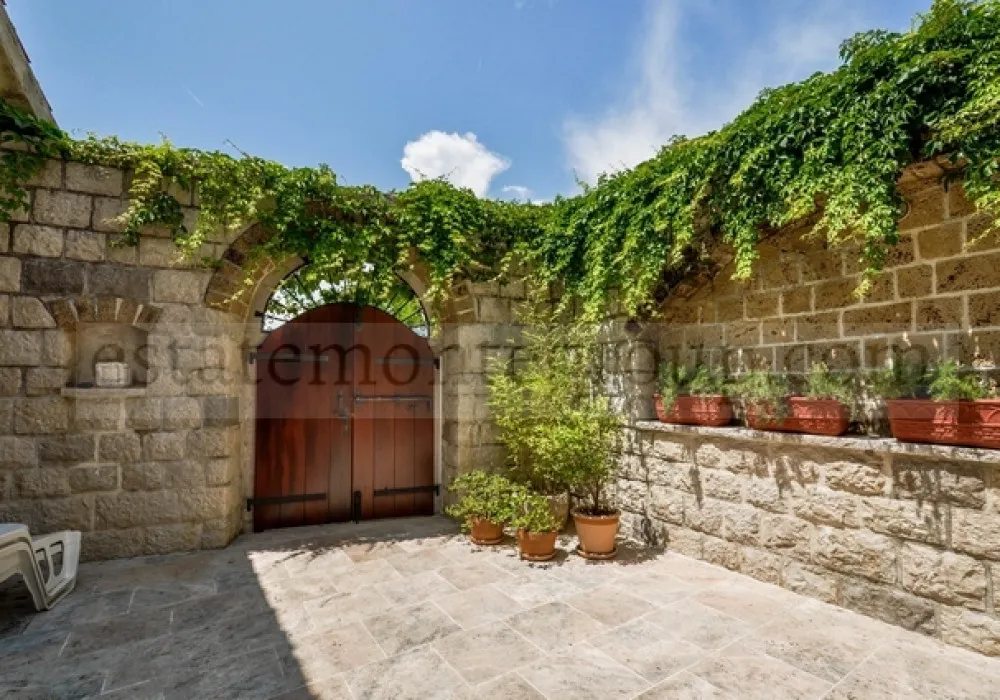 House for sale 6 rooms, 415 m². Dobrota. 