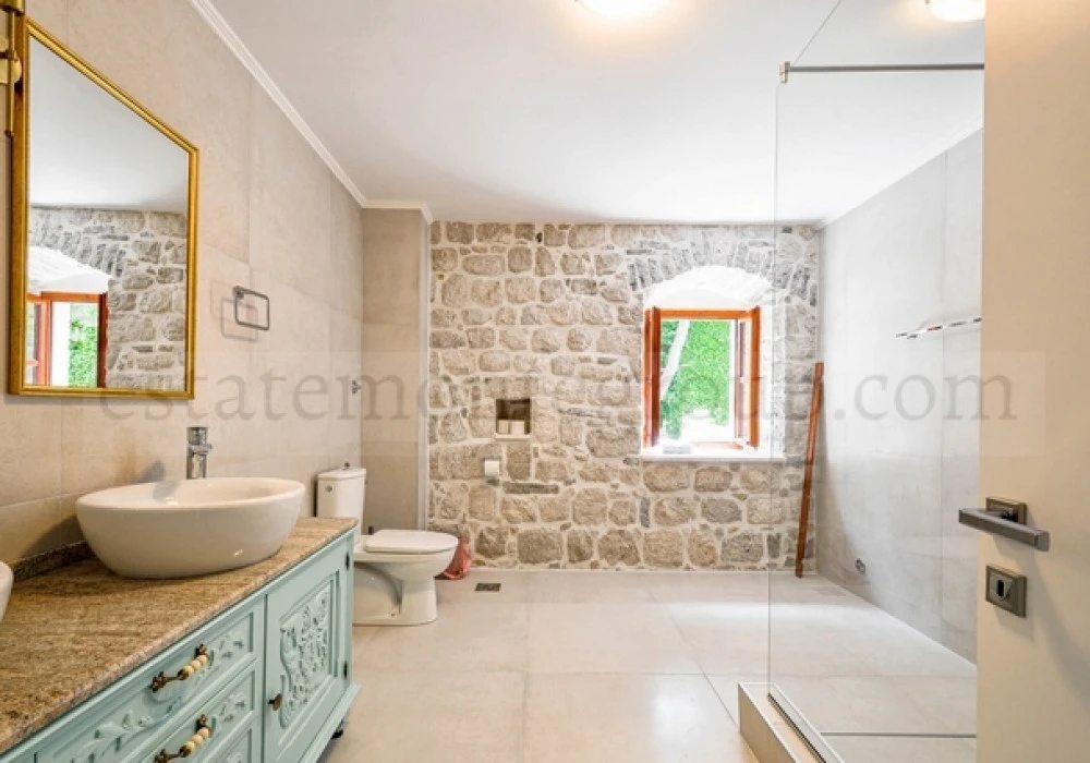 House for sale 6 rooms, 415 m². Dobrota. 