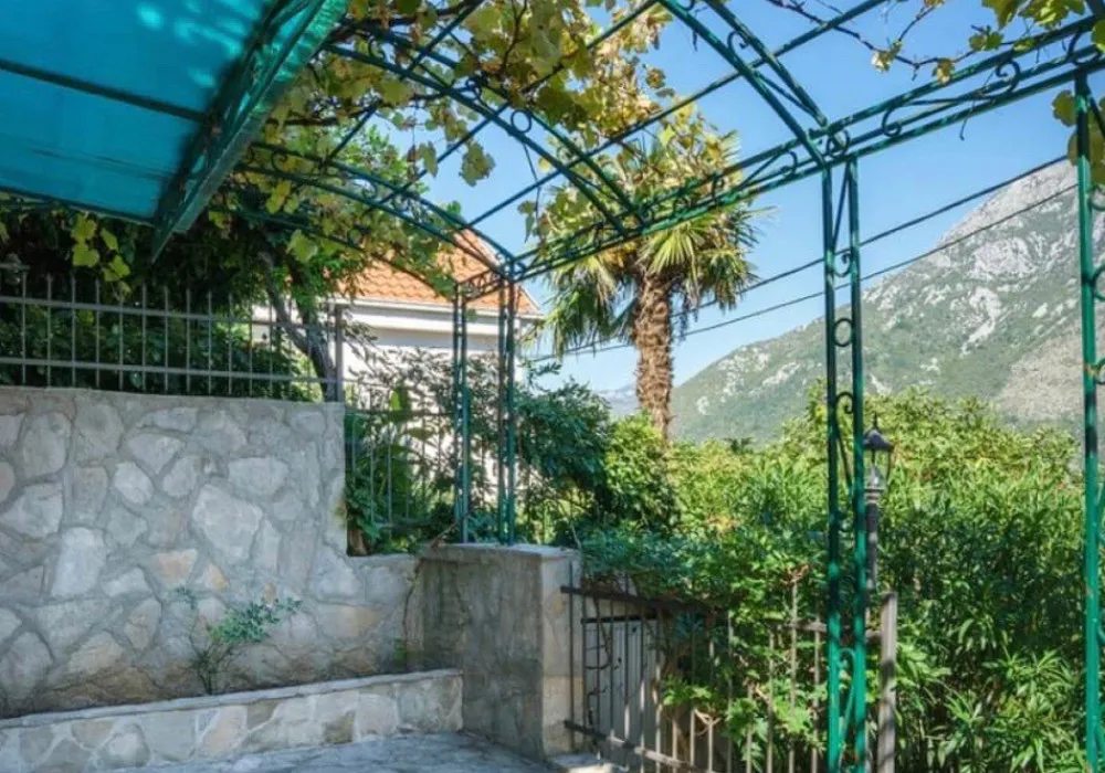 Kuća na prodaju 5 соба, 215 m². Kotor. 